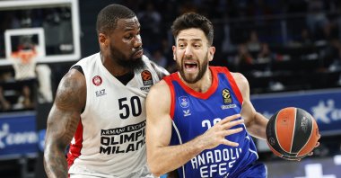 Anadolu Efes&#039; Vasilije Micic (R) vies with Milan&#039;s Ben Bentil during their THY EuroLeague playoff match, Istanbul, Turkey, April 29, 2022. (AA Photo)