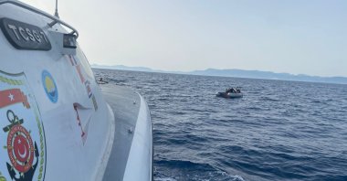 A Turkish coast guard boat approaches a dinghy carrying migrants, in Izmir, western Turkey, April 26, 2022. (AA PHOTO)
