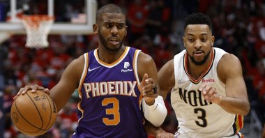 Suns' Chris Paul drives the ball against the Pelicans' CJ McCollum, New Orleans, Louisiana, April 28, 2022. (AFP Photo)