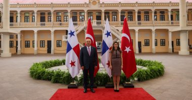 Foreign Minister Mevlüt Çavuşoğlu (L) and his Panamanian counterpart Erika Mouynes pose for a photo in Panama City, Panama, April 28, 2022. (AA Photo)