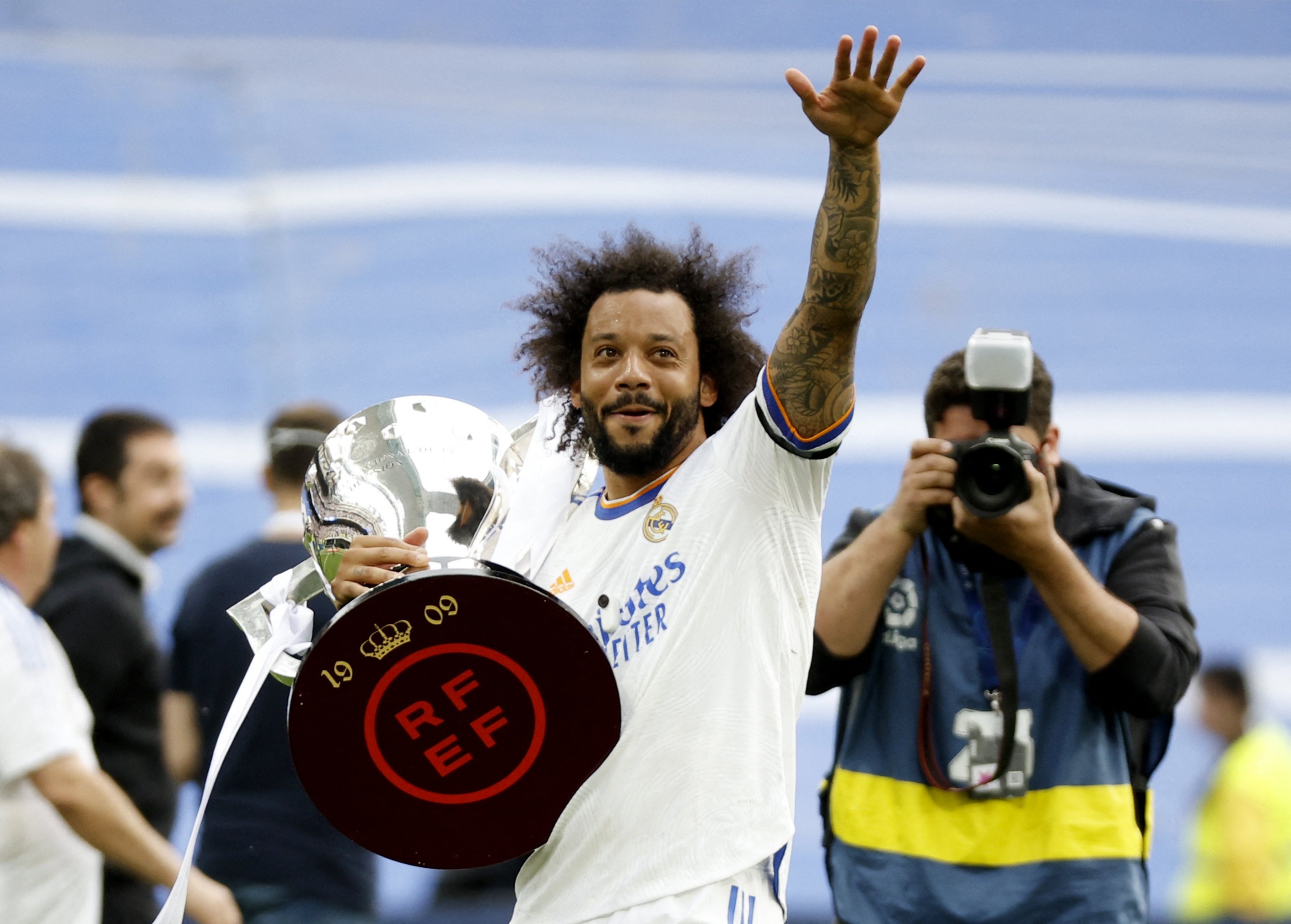 Pemain Real Madrid Marcelo memegang trofi dan merayakan setelah memenangkan gelar La Liga di Stadion Santiago Bernabeu di Madrid, Spanyol, 30 April 2022. (Foto Reuters)