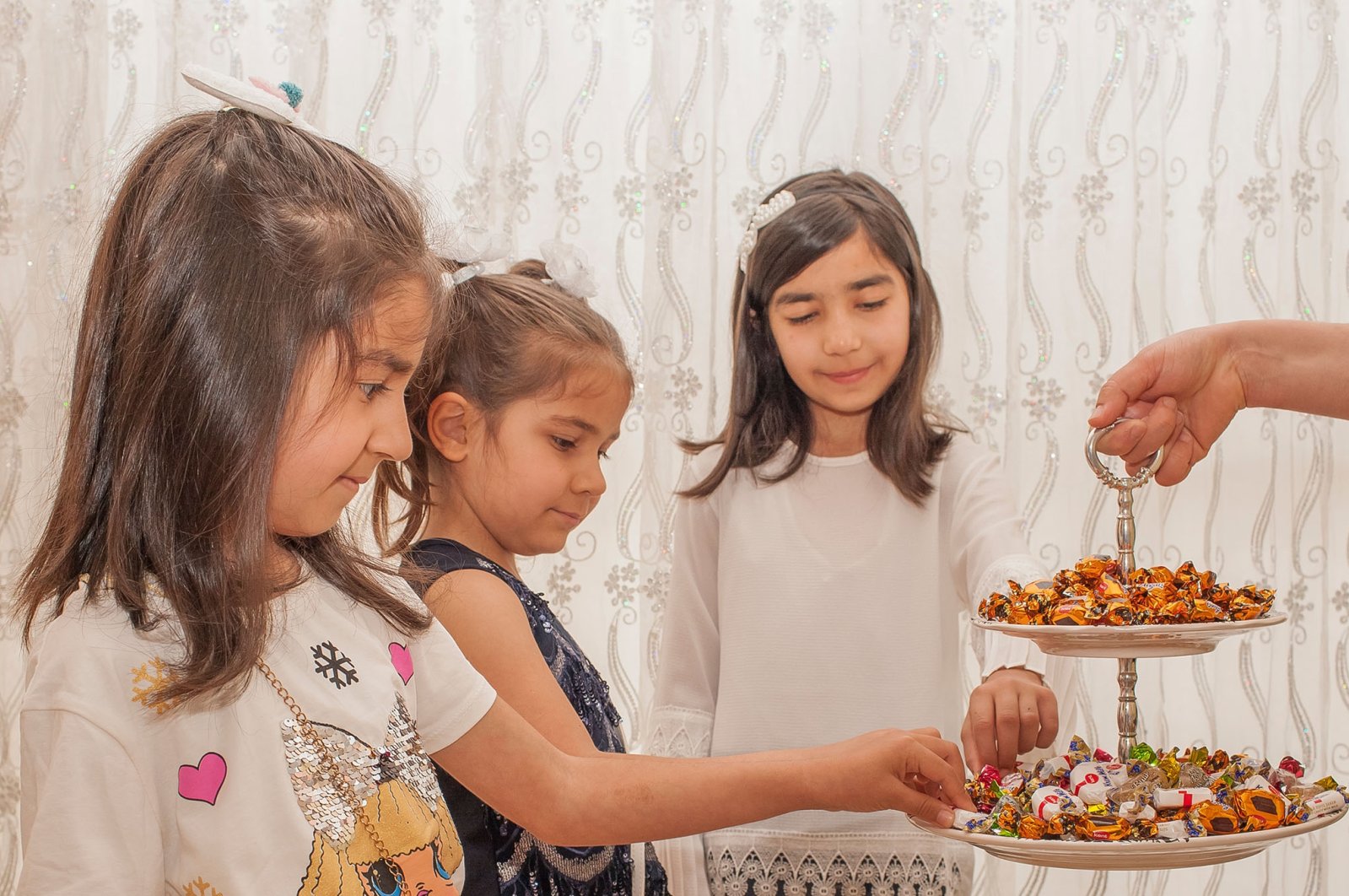 Children receive candy for Ramadan Bayram, Diyarbakır, Turkey, May 24, 2020. (Shutterstock Photo)