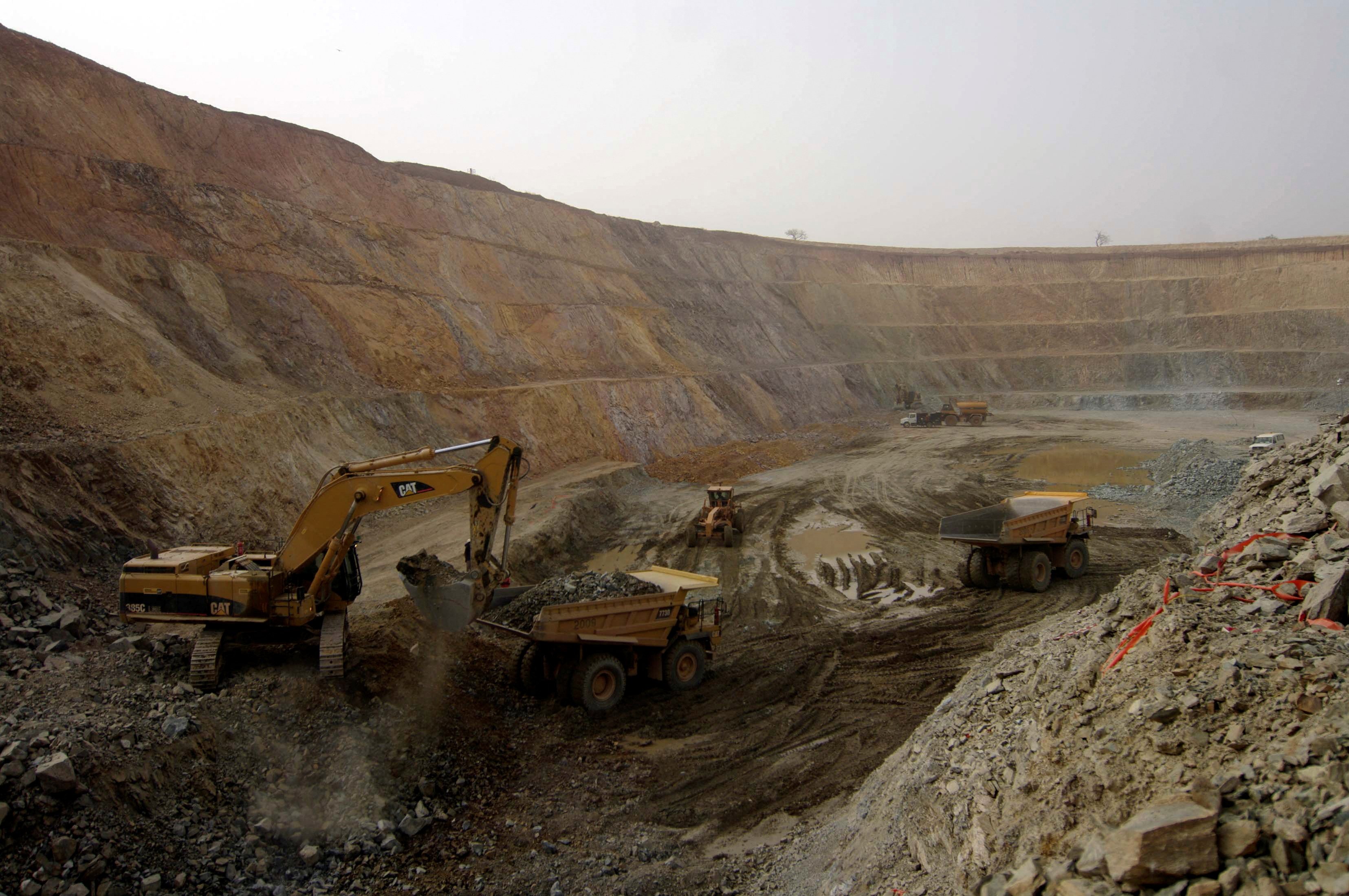 A shovel scoops out earth from one of two active pits at the Taparko-Bouroum gold mine site in northern Burkina Faso, March 11, 2009.  (REUTERS File Photo)