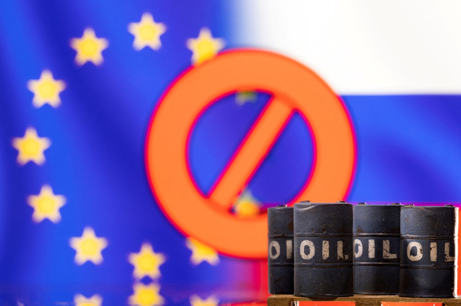Uni Eropa akan melarang minyak Rusia, memperingatkan terhadap pembayaran gas rubel
