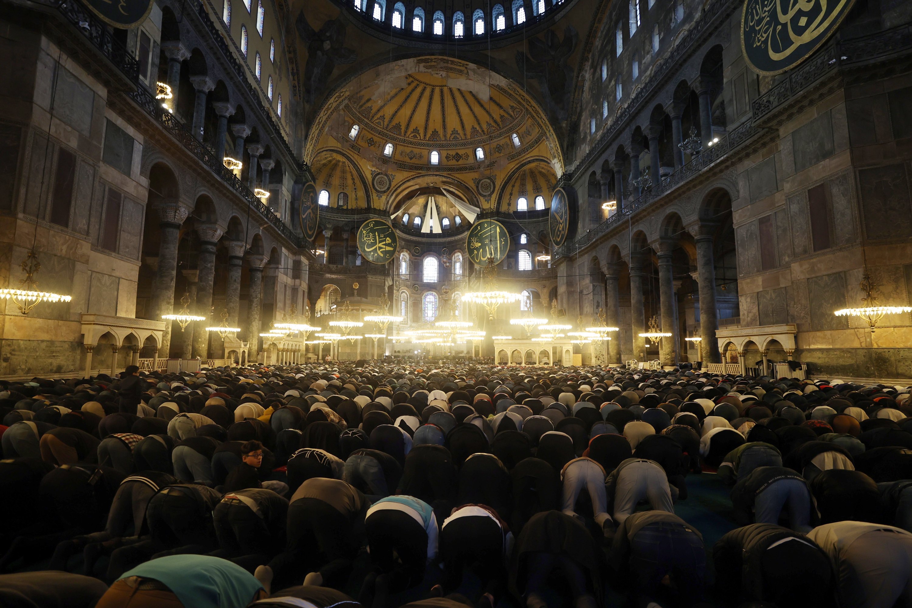 Di dalam Masjid Agung Hagia Sophia dengan orang-orang yang melakukan shalat Ramadhan Bayram, Istanbul, Turki, 2 Mei 2022. (AA Photo)