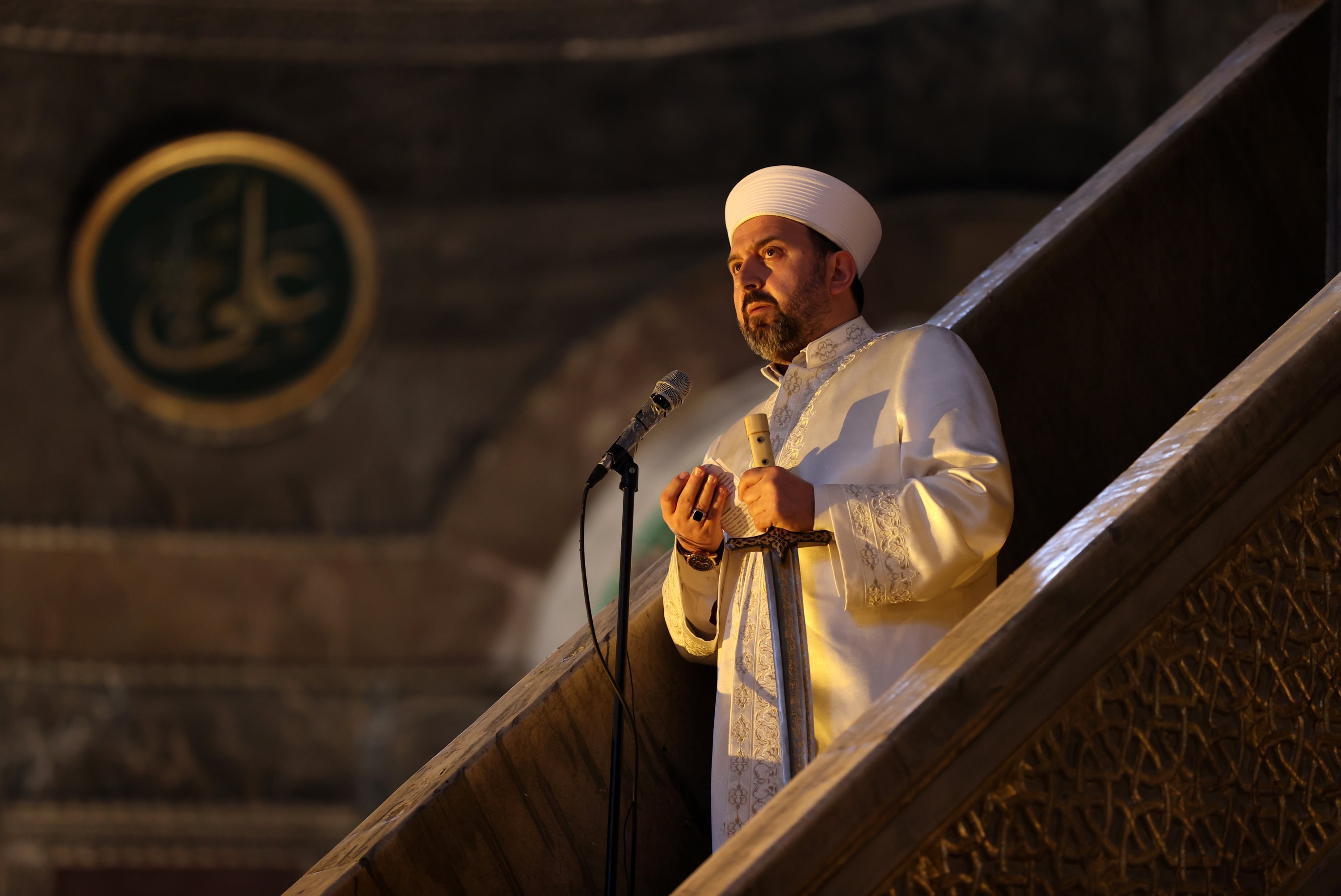 Imam Bünyamin Topçuoğlu prononçant un sermon pendant les prières du Ramadan Bayram à la Grande Mosquée Sainte-Sophie, Istanbul, Turquie, le 2 mai 2022. (Photo AA)