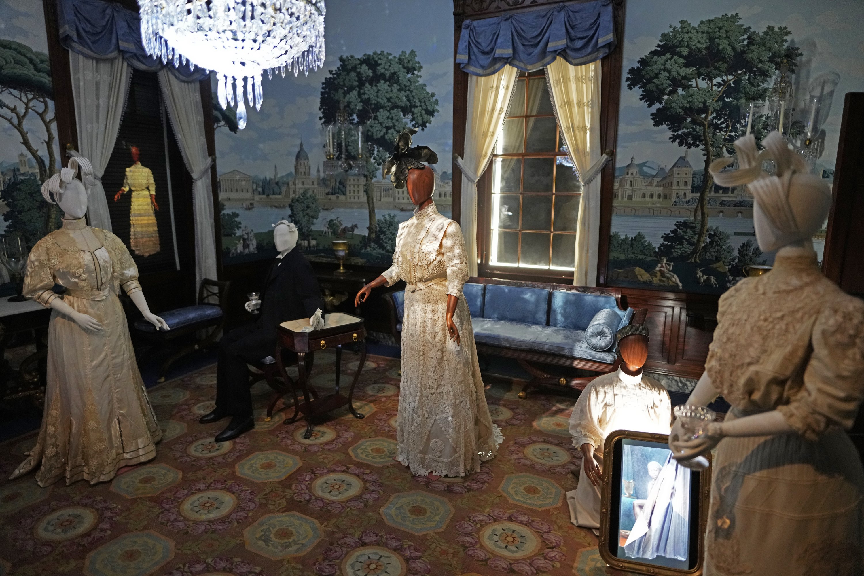 Adegan yang dipentaskan oleh Regina King yang menampilkan mode oleh desainer Fannie Criss ditampilkan sebagai bagian dari pameran Institut Kostum Met Museum 