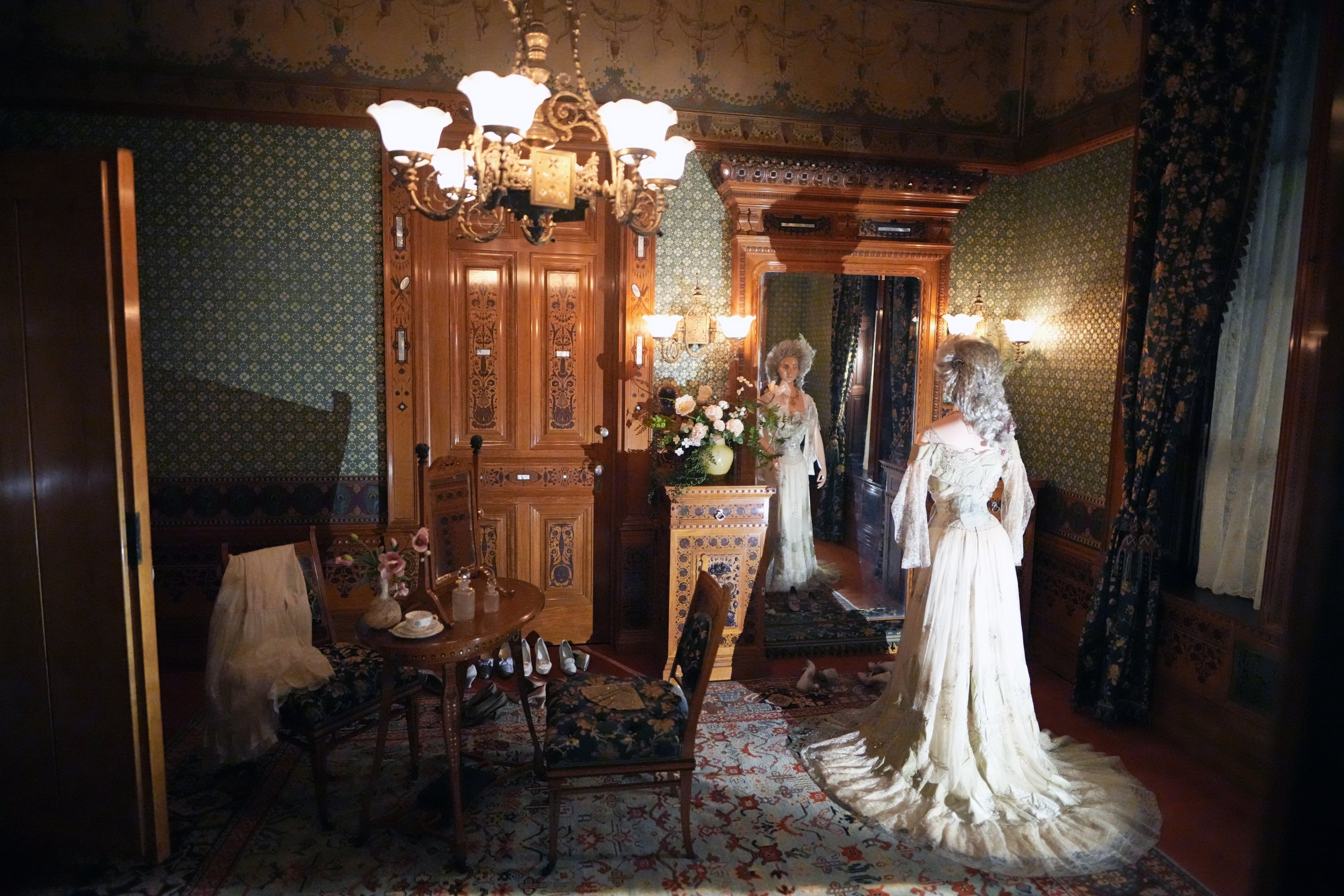 Sebuah adegan yang dipentaskan oleh sutradara film Sofia Coppola yang menampilkan mode oleh desainer Lucie Monnay ditampilkan sebagai bagian dari pameran Institut Kostum Met Museum 