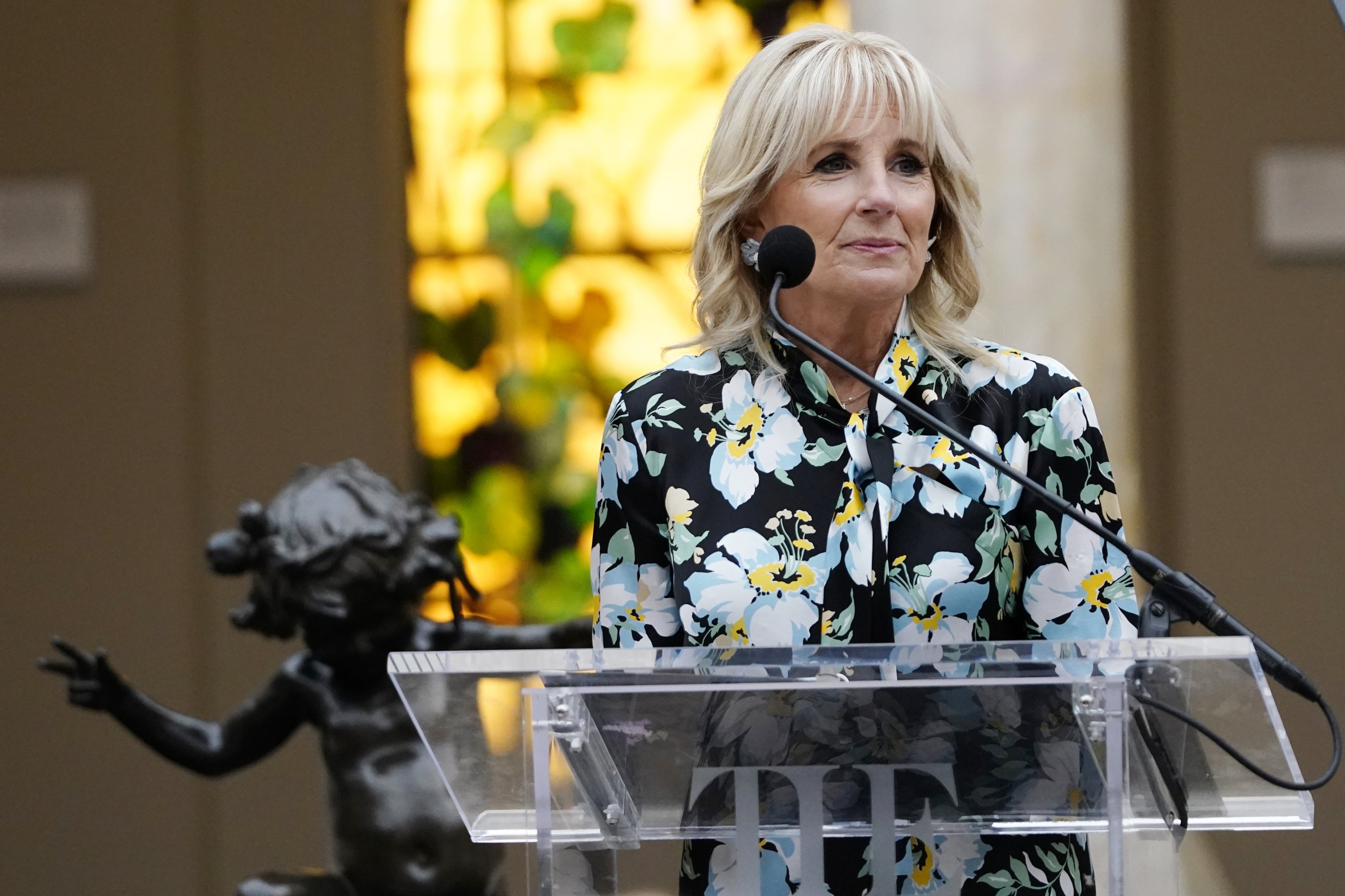 Ibu Negara Jill Biden berbicara pada pembukaan pameran Institut Kostum Museum Met 