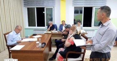 Tashkent mayor Jahongir Artykhodzhaev listens to the needy in Tashkent, Uzbekistan, April 20, 2022. (Handout)