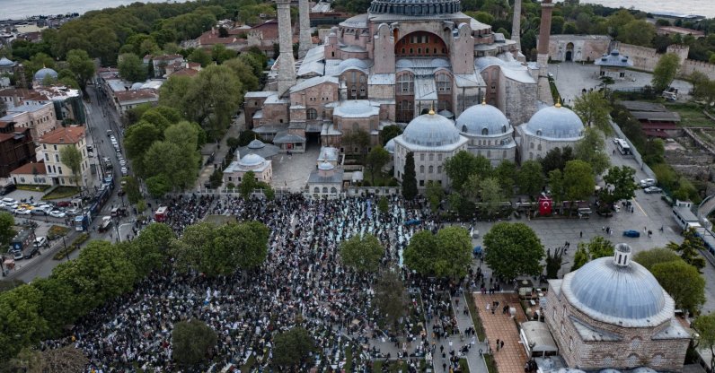 Faithful arriving at the Hagia Sophia Grand Mosque to perform Ramadan Bayram prayers, Istanbul, Turkey, May 2, 2022. (AA Photo)