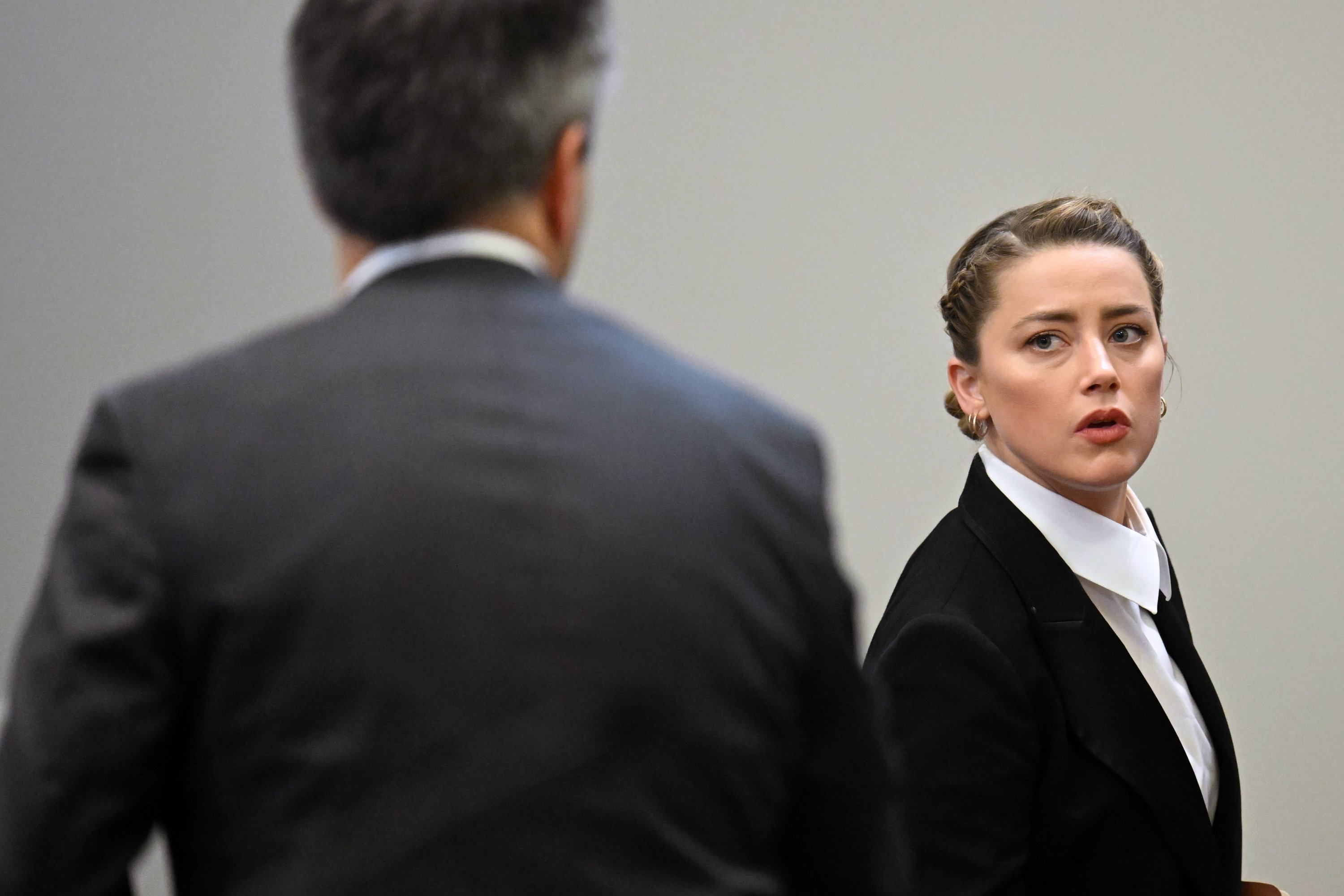Aktor Amber Heard di ruang sidang di Fairfax County Circuit Court di Fairfax, Virginia, AS, 3 Mei 2022. (AP Photo)