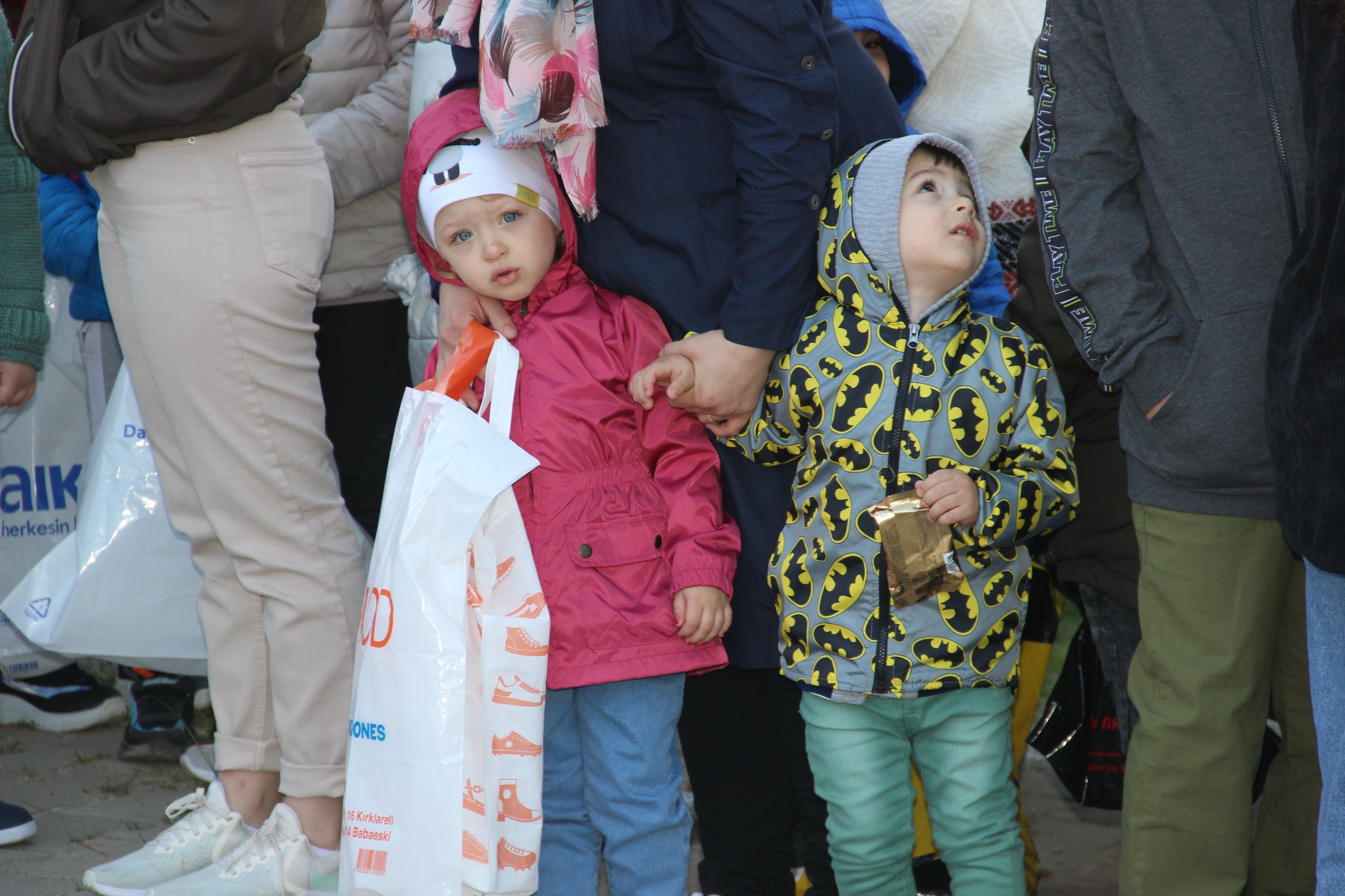 Des adultes se rassemblent sur la place du village et offrent leurs cadeaux aux enfants pour honorer la tradition de la fête de la période de l'Empire ottoman à nos jours dans le village d'Erikler à Kırklareli, dans le nord-ouest de la Turquie, le 3 mai 2022. (Photo IHA)