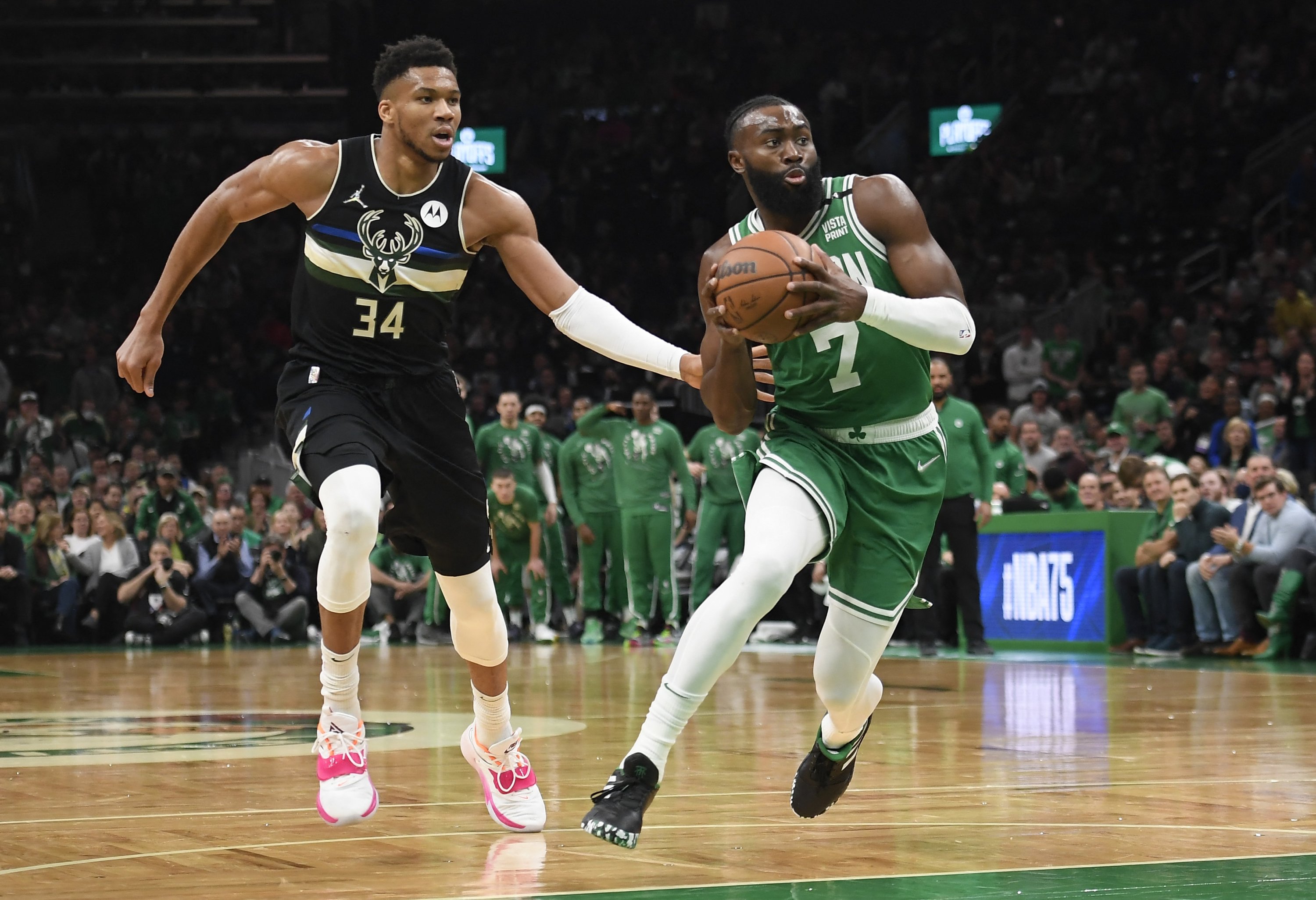 Guard Celtics Jaylen Brown (kanan) melaju ke keranjang melewati Bucks Giannis Antetokounmpo dalam pertandingan playoff NBA, Boston, Massachusetts, AS, 3 Mei 2022. (Foto Reuters)