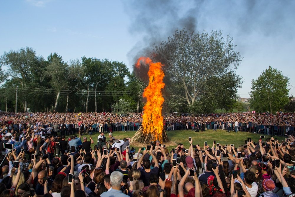 Orang-orang menari di sekitar api unggun besar selama perayaan Hdırellez, Edirne, Turki, 5 Mei 2018. (Foto Shutterstock)