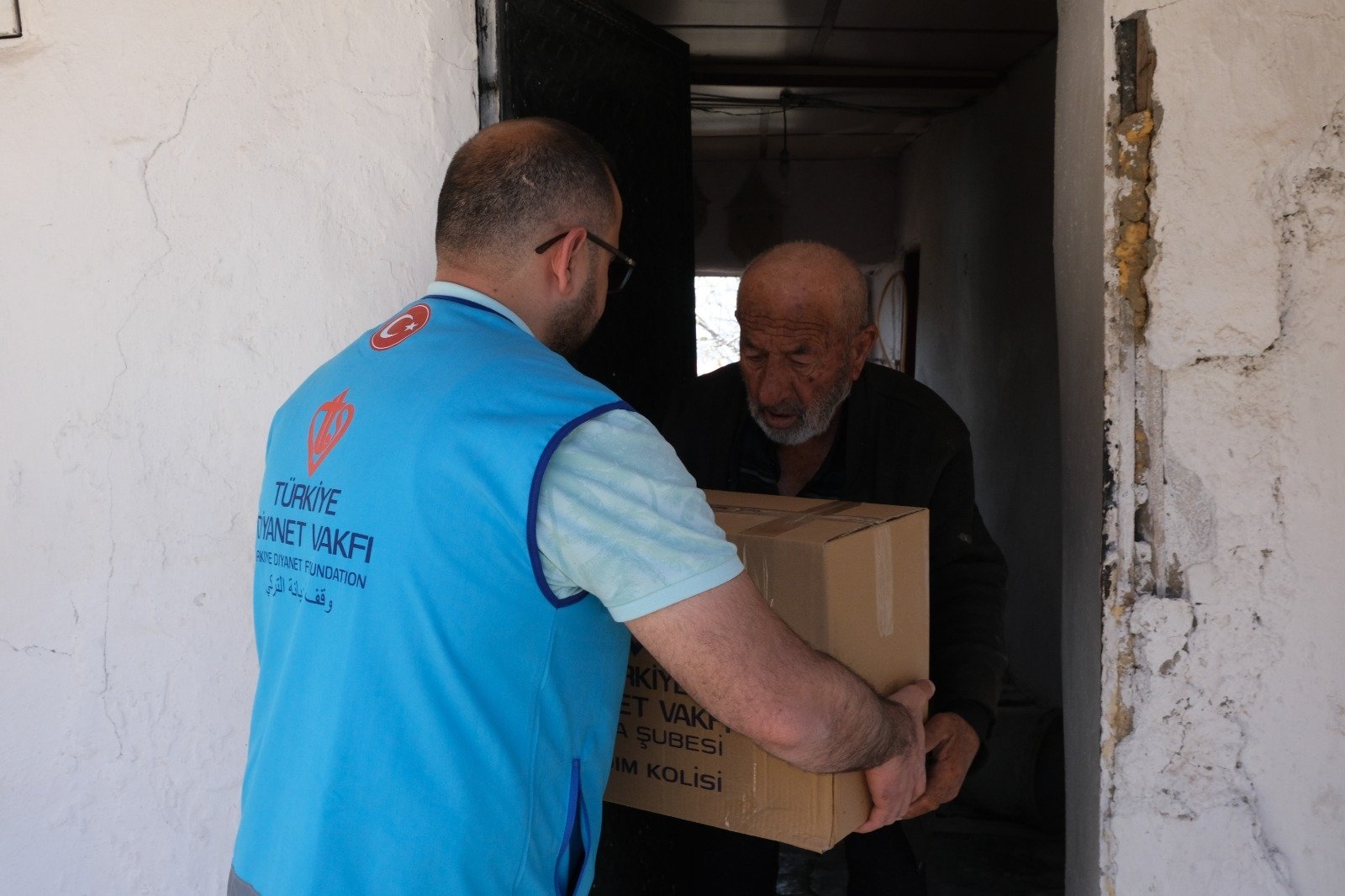 A TDV worker delivers aid to an elderly man, in Konya, central Turkey, April 30, 2022. (Courtesy of TDV)
