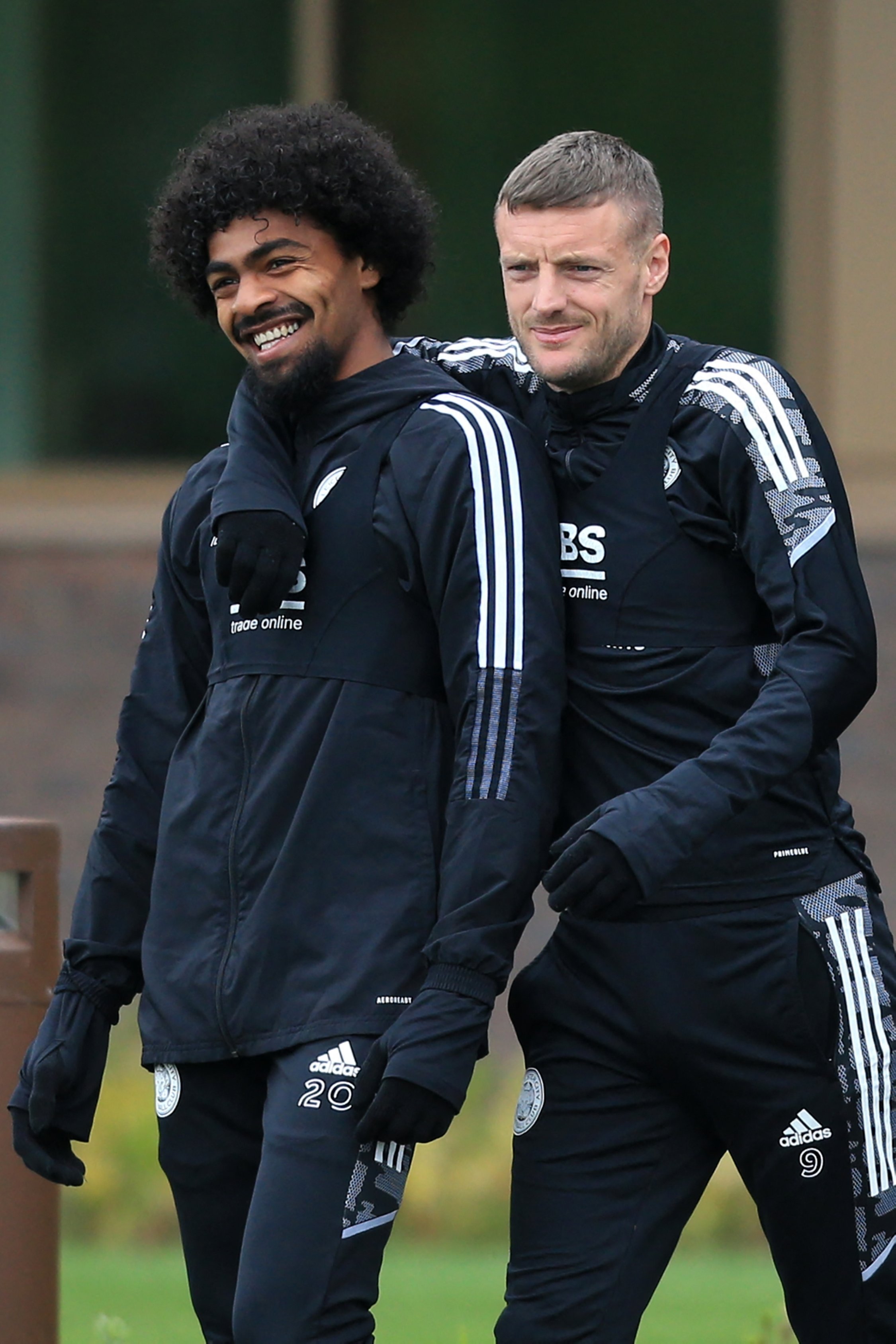 Jamie Vardy dari Leicester City (kanan) dan Hamza Choudhury (kiri) saat sesi latihan, Leicester, Inggris, 4 Mei 2022. (AFP Photo)