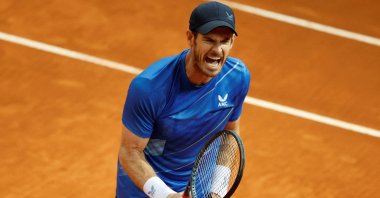 Andy Murray reacts during his Madrid Open second-round match against Denis Shapovalov, Madrid, Spain, May 4, 2022. (Reuters Photo)