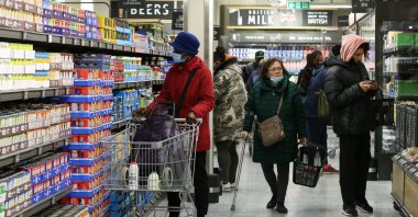 Shoppers are seen in a supermarket in London, U.K., Nov. 5, 2021. (Reuters Photo)