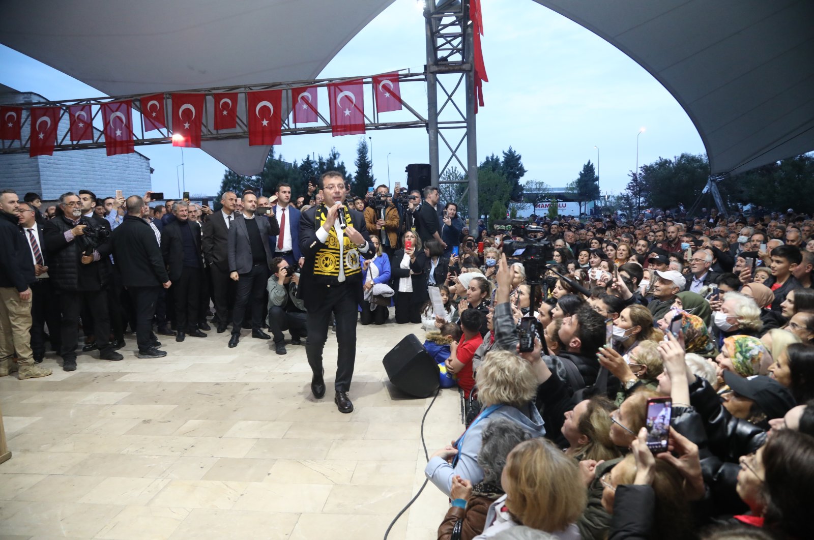 Istanbul Mayor Ekrem Imamoğlu addresses the crowd in Black Sea province Artvin, northeastern Turkey, May 4, 2022. (AA Photo)