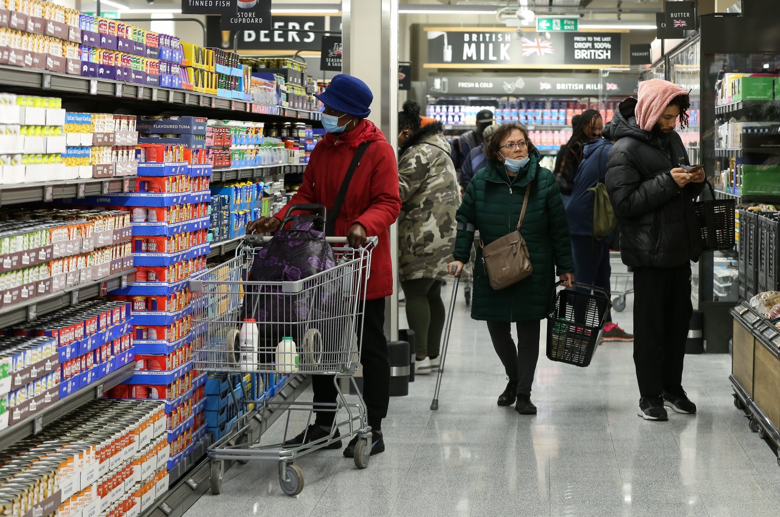 Shoppers are seen in a supermarket in London, U.K., Nov. 5, 2021. (Reuters Photo)
