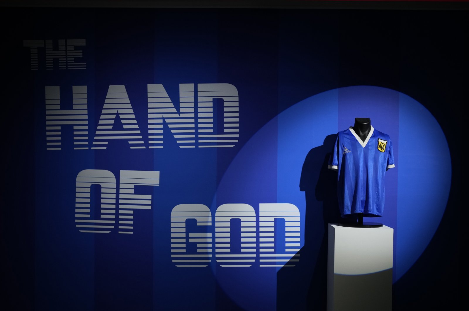 Baju ‘Hand of God’ Maradona dilelang dengan rekor ,3 juta