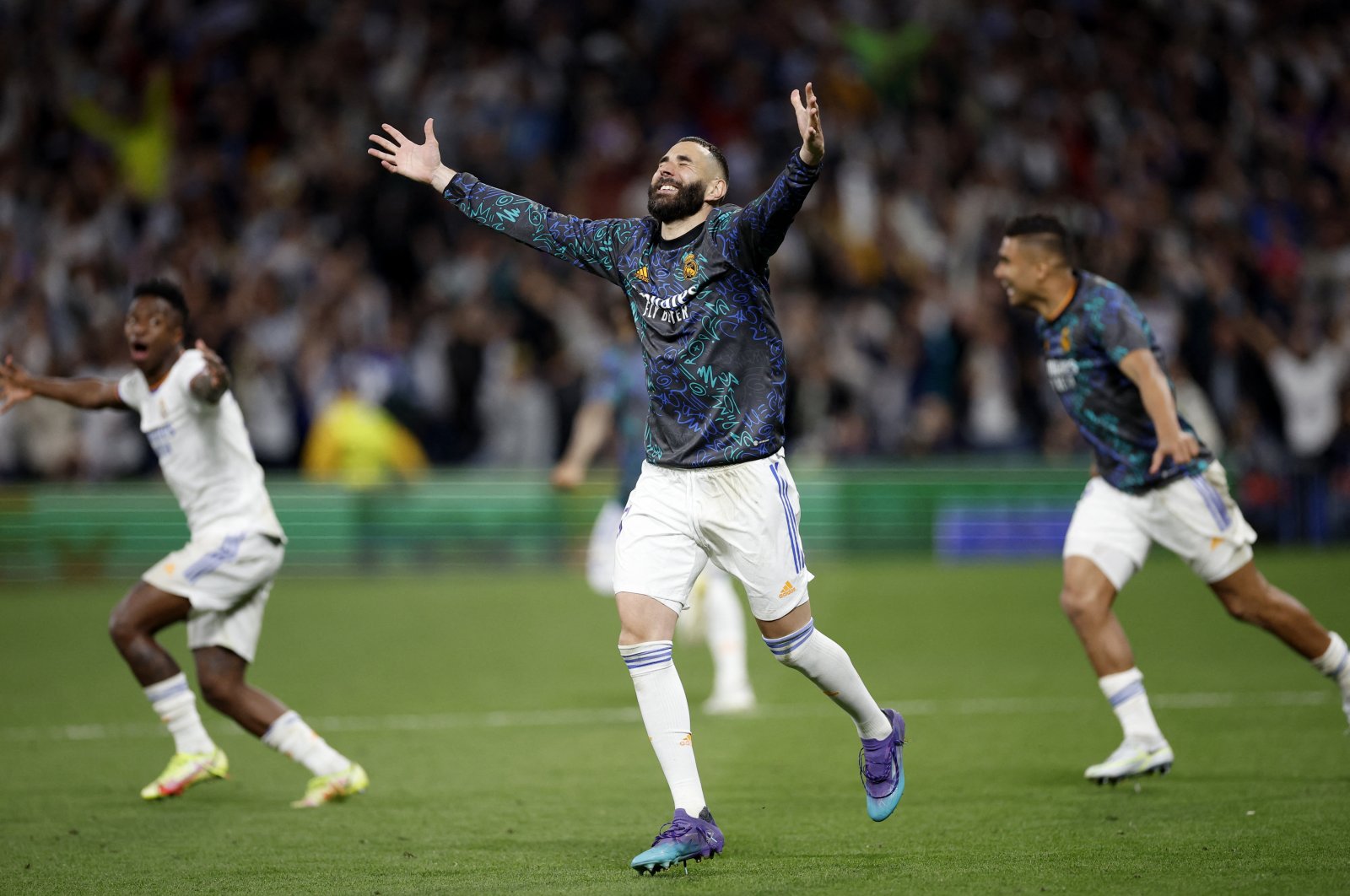Real Madrid&#039;s Karim Benzema celebrates with teammates after the match, Santiago Bernabeu, Madrid, Spain, May 4, 2022. ( Reuters Photo)