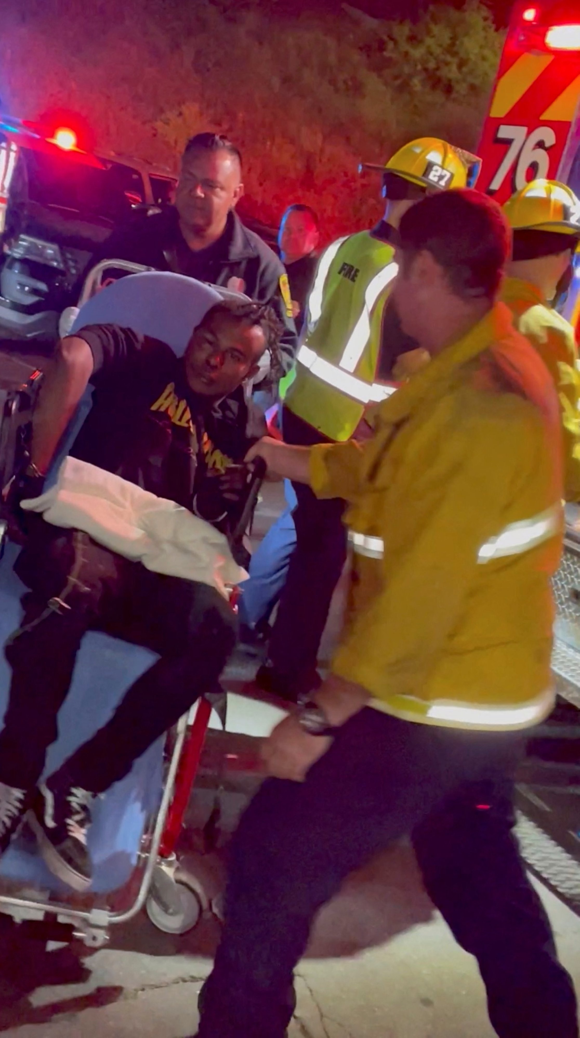 Seorang pria diangkut ke ambulans setelah komedian Dave Chappelle diserang di atas panggung selama pertunjukan standup Netflix di Hollywood Bowl, di Los Angeles, AS, 3 Mei 2022, dalam gambar diam yang diperoleh dari video media sosial.  (Foto REUTERS)