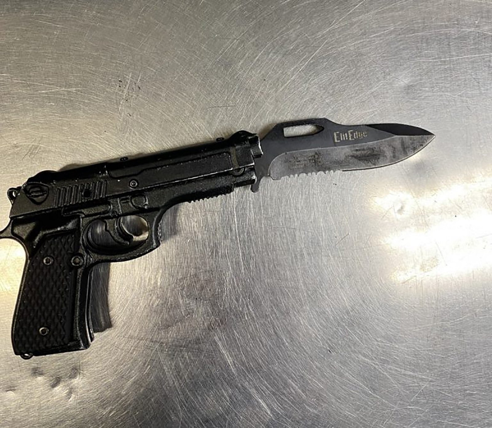 Dalam foto selebaran yang dirilis oleh Departemen Kepolisian Los Angeles ini, replika pistol dengan bilah pisau yang ditemukan dari tersangka yang menyerang komedian Amerika Dave Chappelle saat tampil di Los Angeles, California, AS, 4 Mei 2022. (AFP Photo)