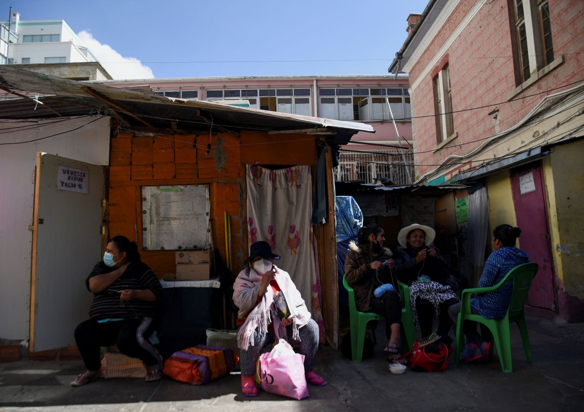 Narapidana duduk bersama di penjara yang menawarkan akses ke perpustakaan kecil sebagai bagian dari program yang bertujuan untuk menyebarkan literasi dan menawarkan kesempatan untuk keluar dari penjara lebih awal, di La Paz, Bolivia, 29 April 2022. (Foto Reuters)