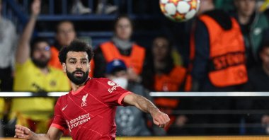 Liverpool&#039;s Mohamed Salah eyes the ball during the UEFA Champions League semifinal second-leg match against Villarreal, Vila-real, Spain, May 3, 2022. (AFP Photo)