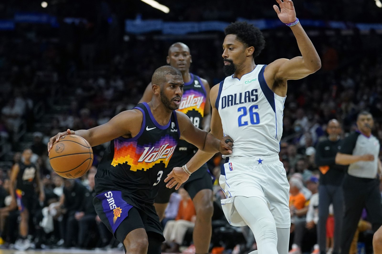 Suns Chris Paul (L) drives to the basket against Mavericks Spencer Dinwiddie in an NBA playoffs game, Phoenix, U.S., May 4, 2022. (AP Photo)