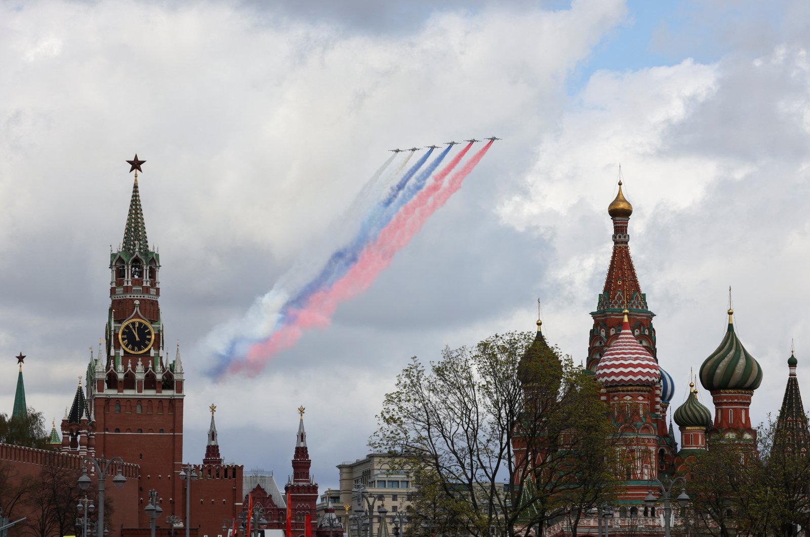 Russian Su-25 jet aircraft release smoke in the colors of the Russian state flag above the Kremlin and St. Basil&#039;s Cathedral during a rehearsal for the flypast, which is part of a military parade marking the anniversary of the victory over Nazi Germany in the World War II, in central Moscow, Russia, May 4, 2022. (Reuters Photo)