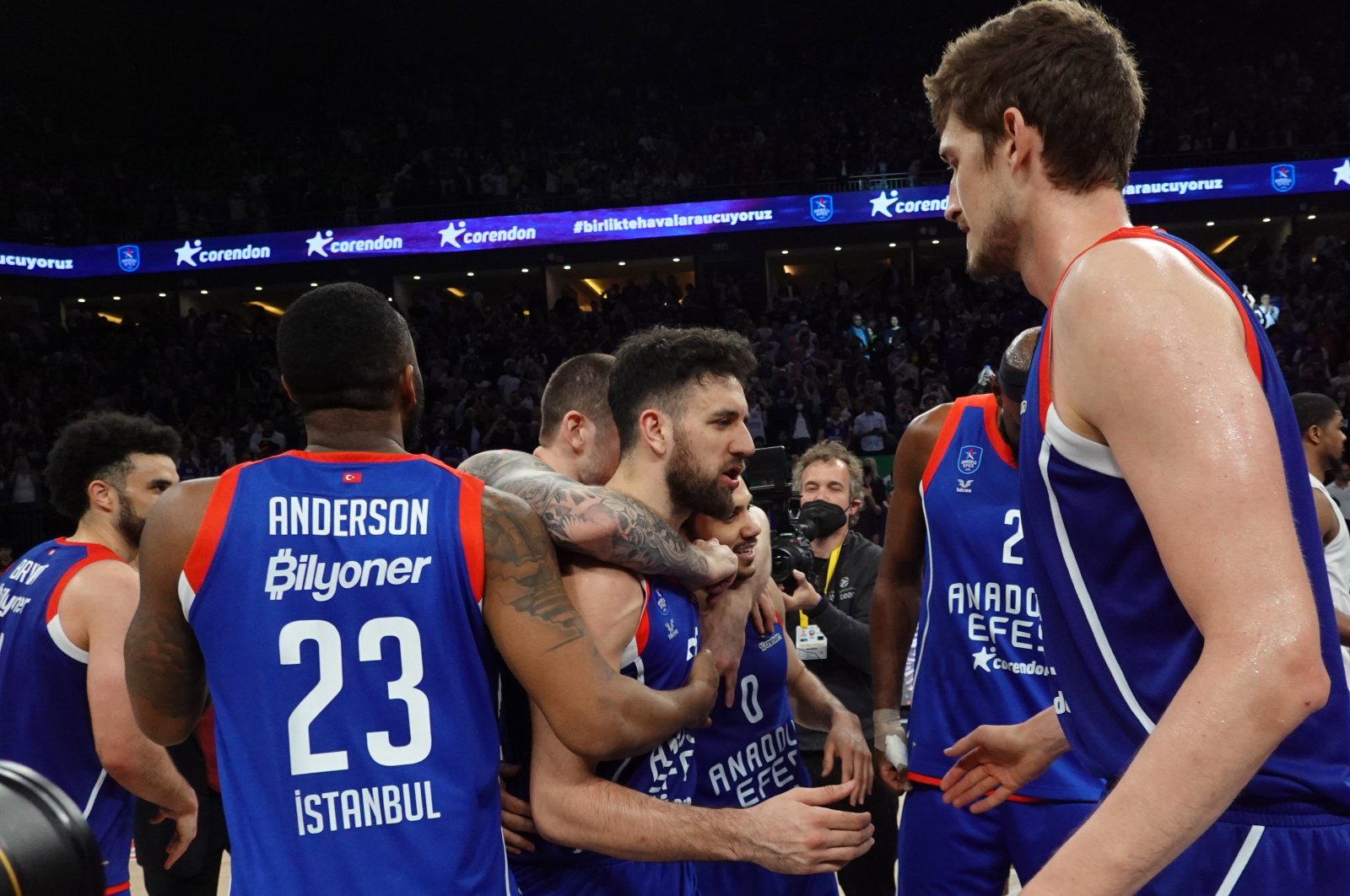 Anadolu Efes players celebrate winning a EuroLeague Basketball playoff match against Milan, Istanbul, Turkey, April 28, 2022. (EPA Photo)