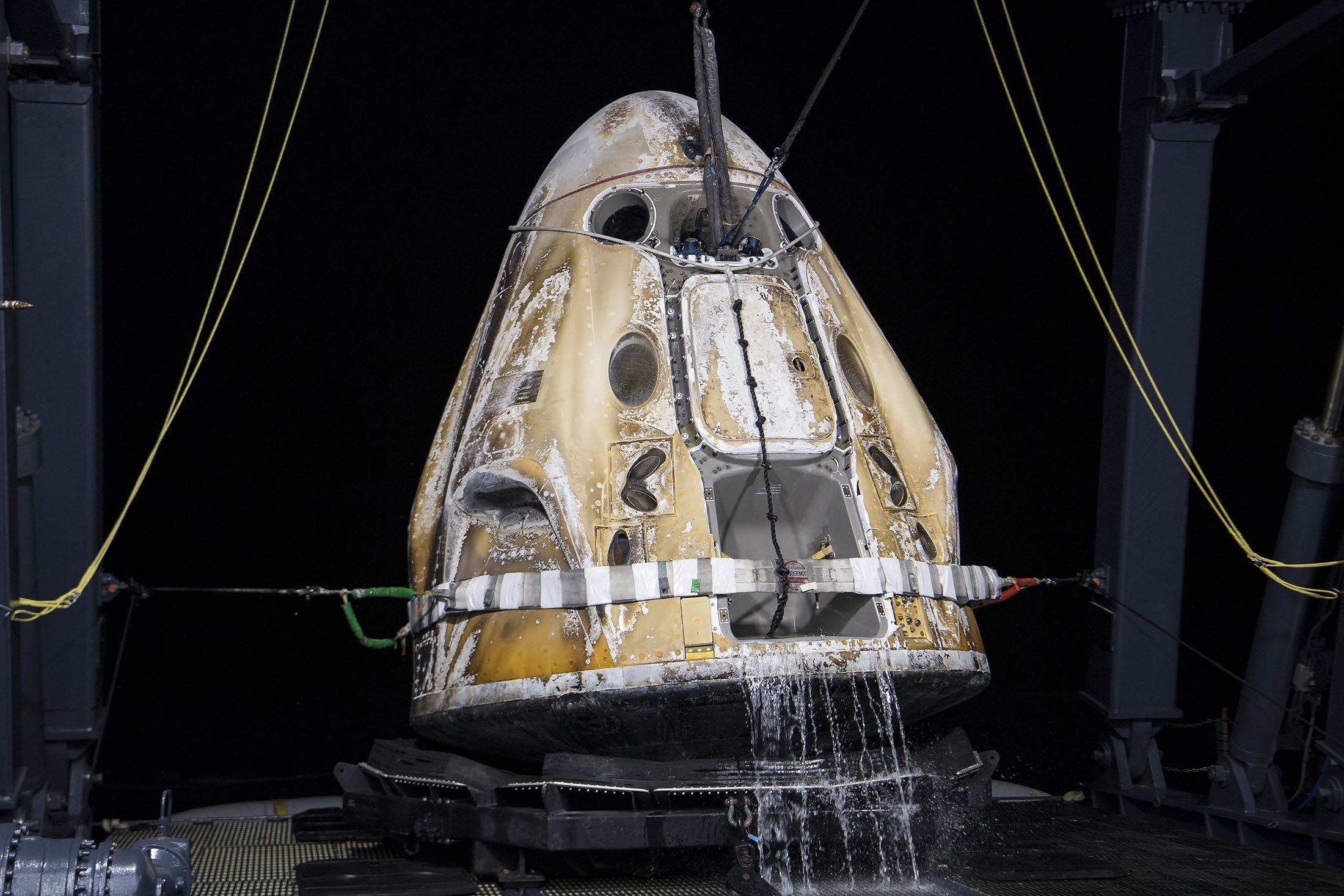 Pesawat ruang angkasa SpaceX Crew Dragon Endurance terlihat tak lama setelah mendarat di Teluk Meksiko, di lepas pantai Tampa, Florida, AS, 6 Mei 2022. (NASA via AP)