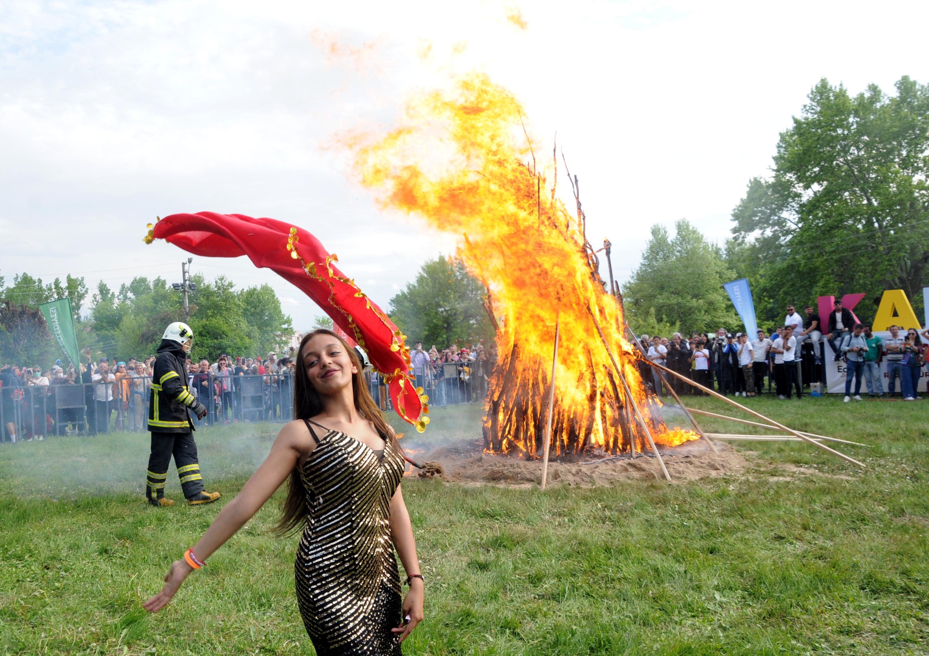 Seorang wanita menari di samping api unggun, di Edirne, barat laut Turki, 5 Mei 2022. (Foto DHA)