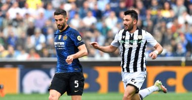 Inter Milan's Roberto Gagliardini (L) in action with Udinese's Tolgay Arslan, in Udine, Italy, May 1, 2022. (Reuters Photo) 