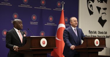 Foreign Minister Mevlüt Çavuşoğlu (R) and his Liberian counterpart Dee-Maxwell Saah Kemayah hold a joint news conference in the capital Ankara, Turkey, May 5, 2022. (AA)