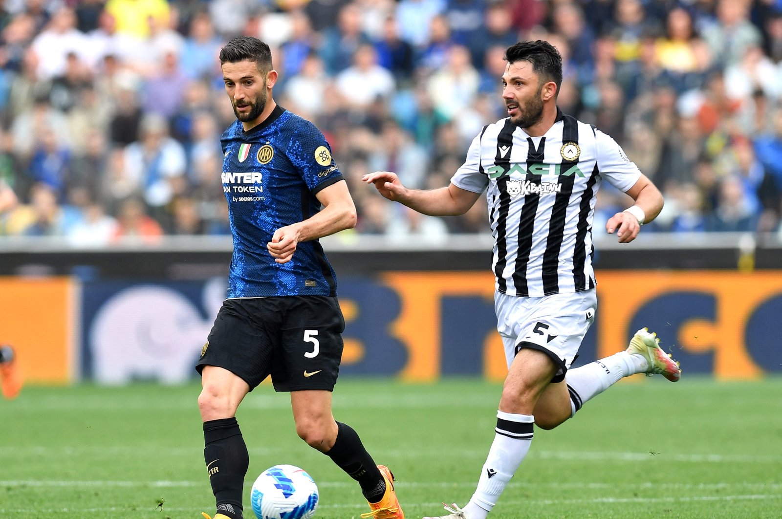 Inter Milan&#039;s Roberto Gagliardini (L) in action with Udinese&#039;s Tolgay Arslan, in Udine, Italy, May 1, 2022. (Reuters Photo) 