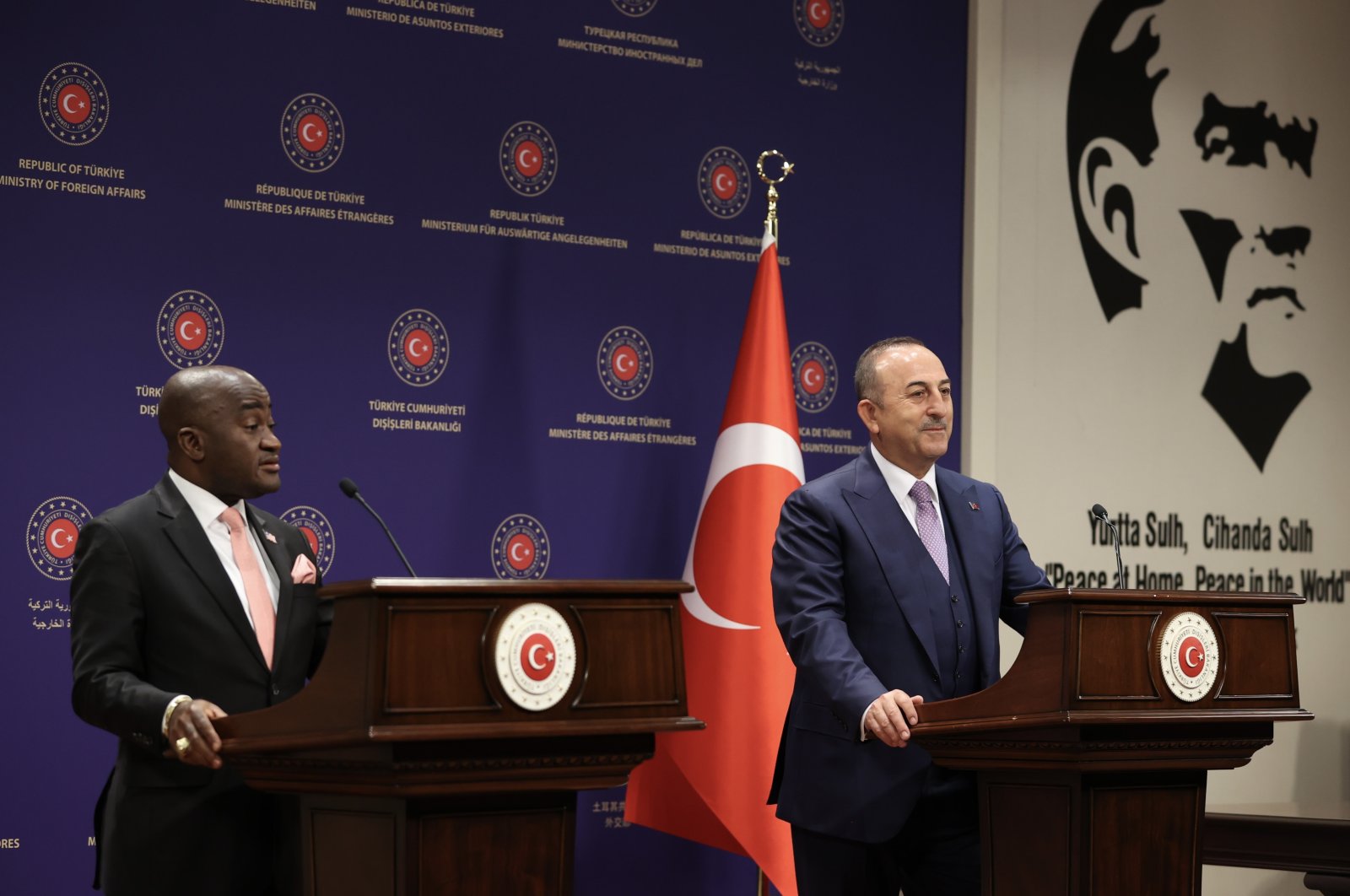 Foreign Minister Mevlüt Çavuşoğlu (R) and his Liberian counterpart Dee-Maxwell Saah Kemayah hold a joint news conference in the capital Ankara, Turkey, May 5, 2022. (AA)