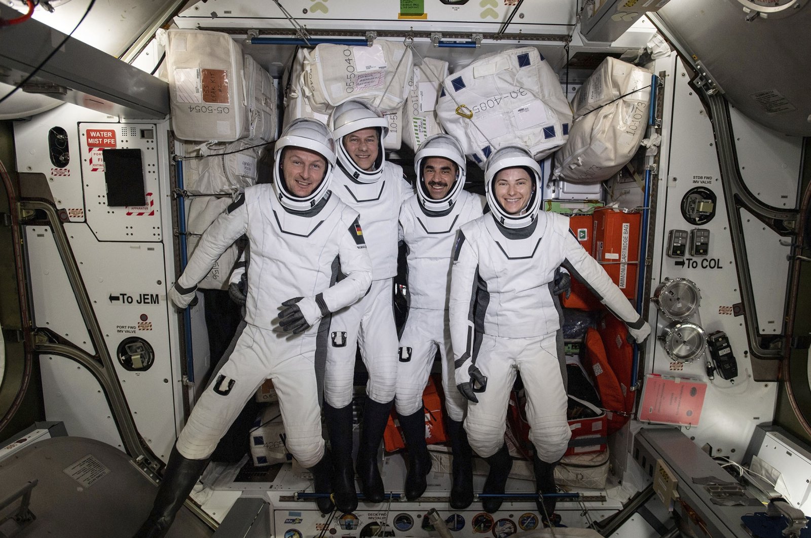 Midnight splashdown: Astronot kembali ke Bumi setelah 6 bulan