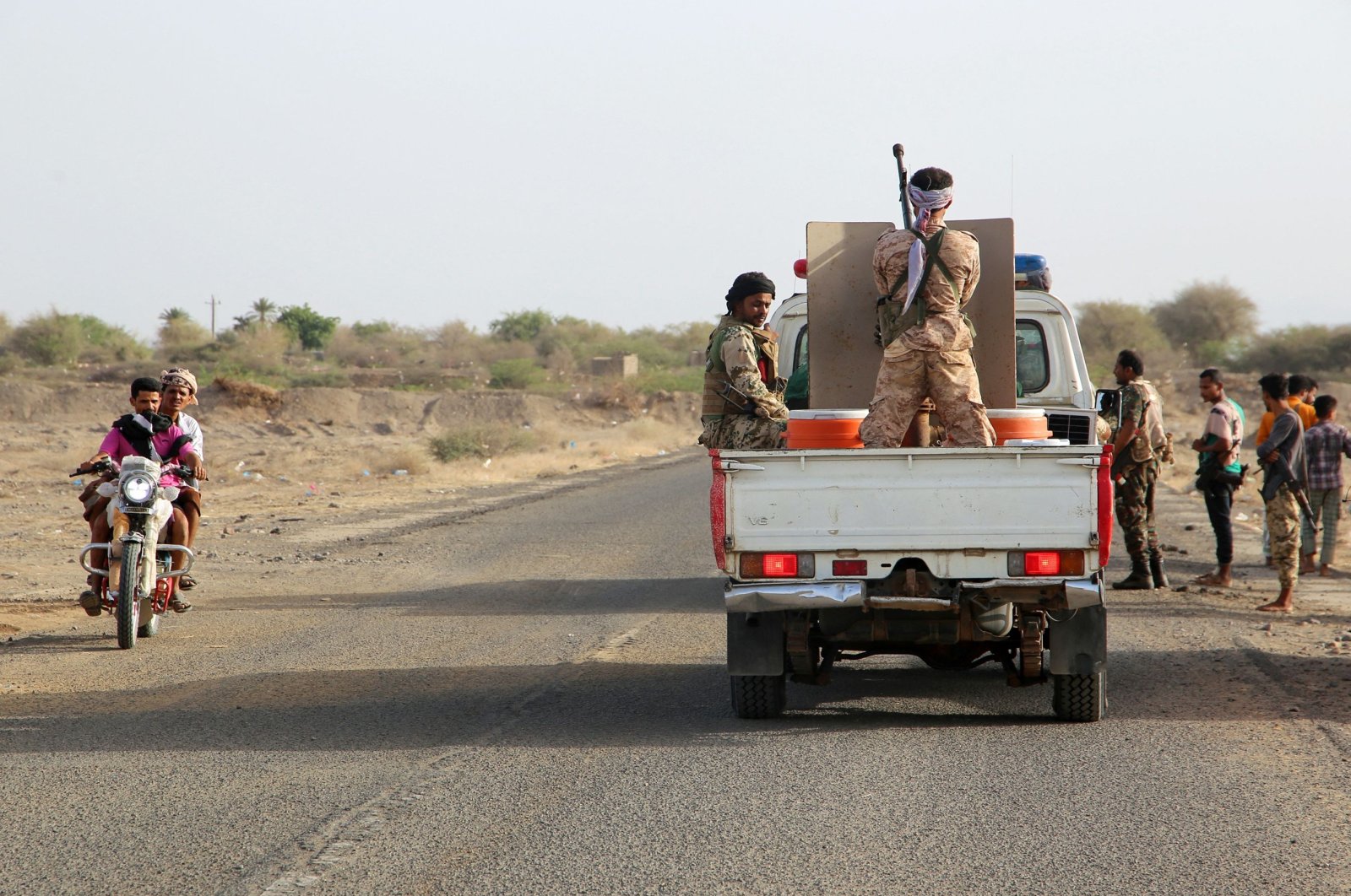 Yemeni pro-government forces deploy on the road linking the districts of Hays and Al-Jarrahi on the front lines, to secure the movement of citizens and goods in the war-ravaged western province of Hodeida, Yemen, April 28, 2022. (AFP Photo)