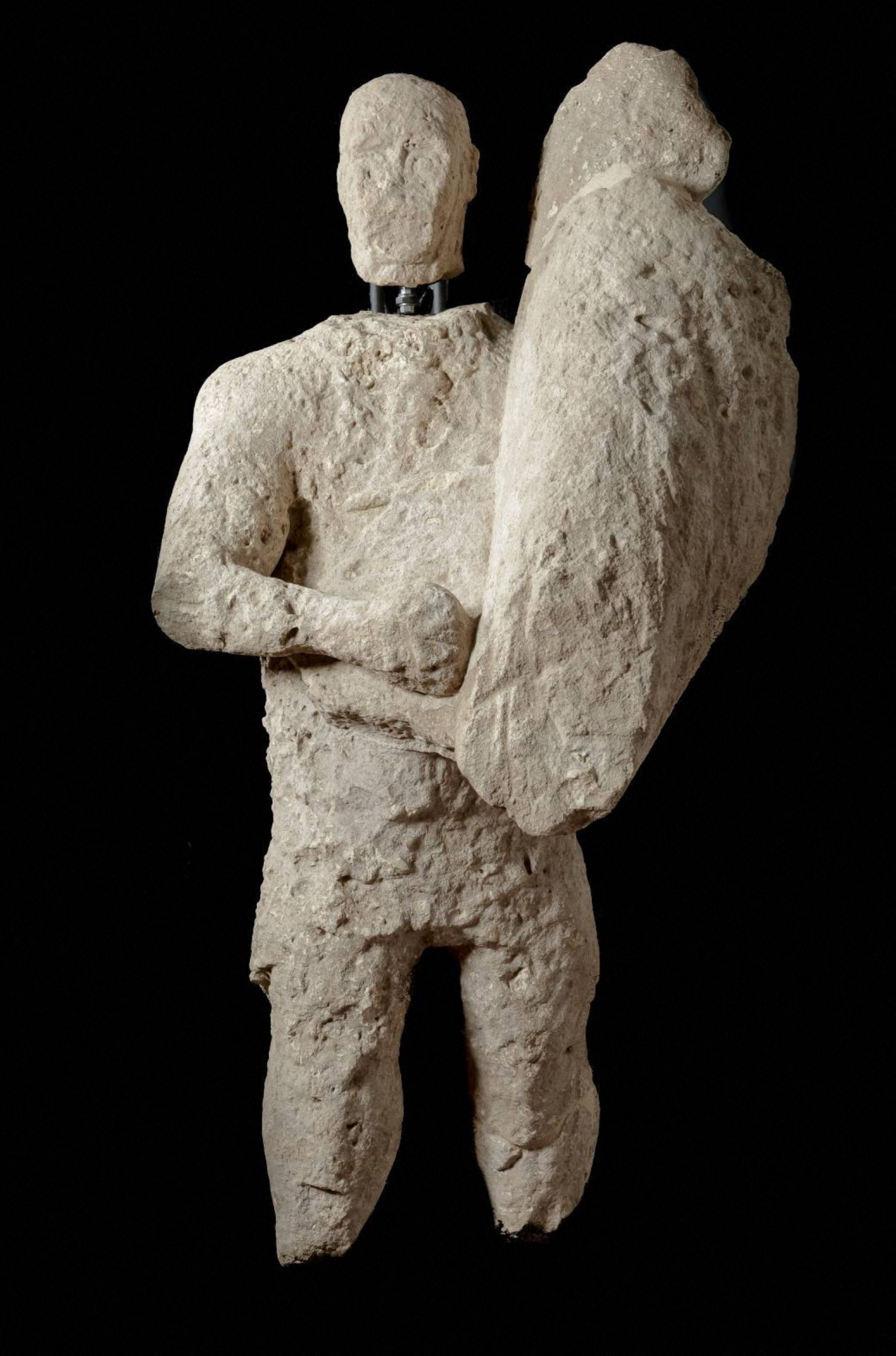 Il Ministero della Cultura italiano mostra una delle due statue di pugili rinvenute durante gli scavi nel 2014, in mostra il 7 maggio 2022 al Museo Civico Giovanni Mரோrngeau a Capras, Sardegna centro occidentale, Italia.  (foto AFP)