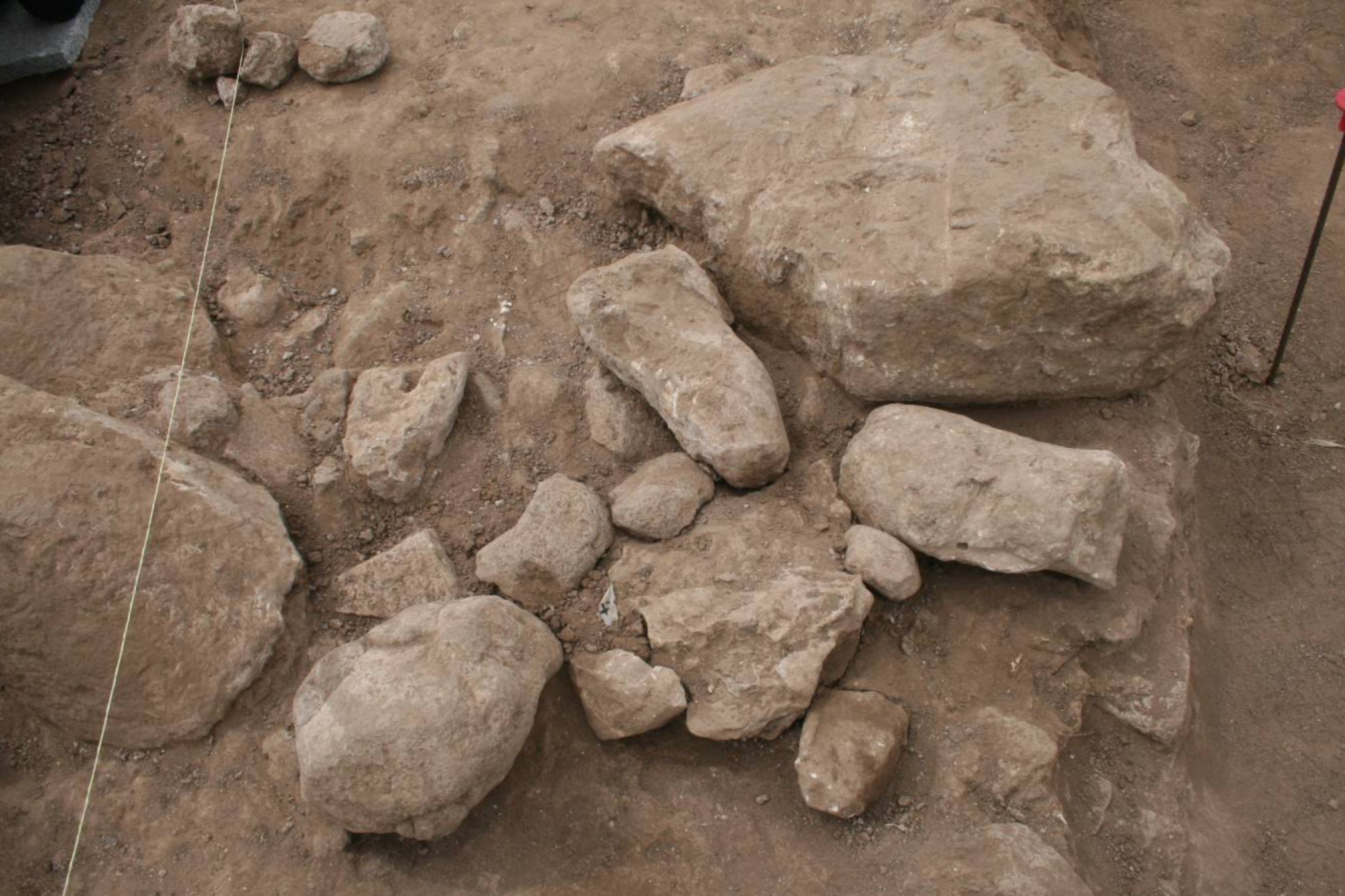 Kementerian Kebudayaan Italia menunjukkan pemandangan samping dari timur sektor penggalian dengan dua batang tubuh patung 