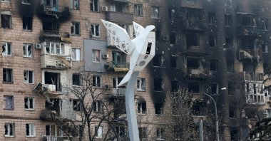 A lamp pole in the shape of a pigeon located in Freedom Square near a block of flats heavily damaged during the Ukraine-Russia conflict in the southern port city of Mariupol, Ukraine, April 18, 2022. (Reuters Photo)