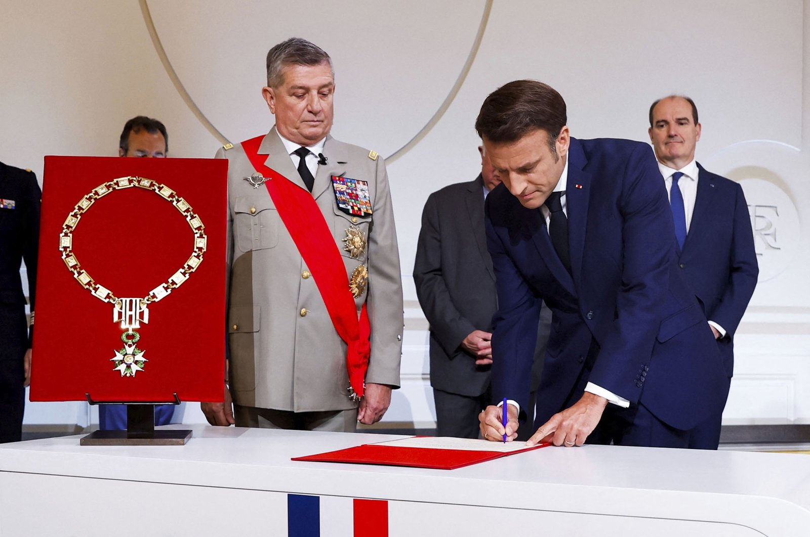 France&#039;s Military Chief of Staff to the presidency Benoit Puga (C-L), stands next to French President Emmanuel Macron signing a document during the ceremony of his inauguration for a second term at the Elysee palace, Paris, France, May 7, 2022. (AP Photo)
