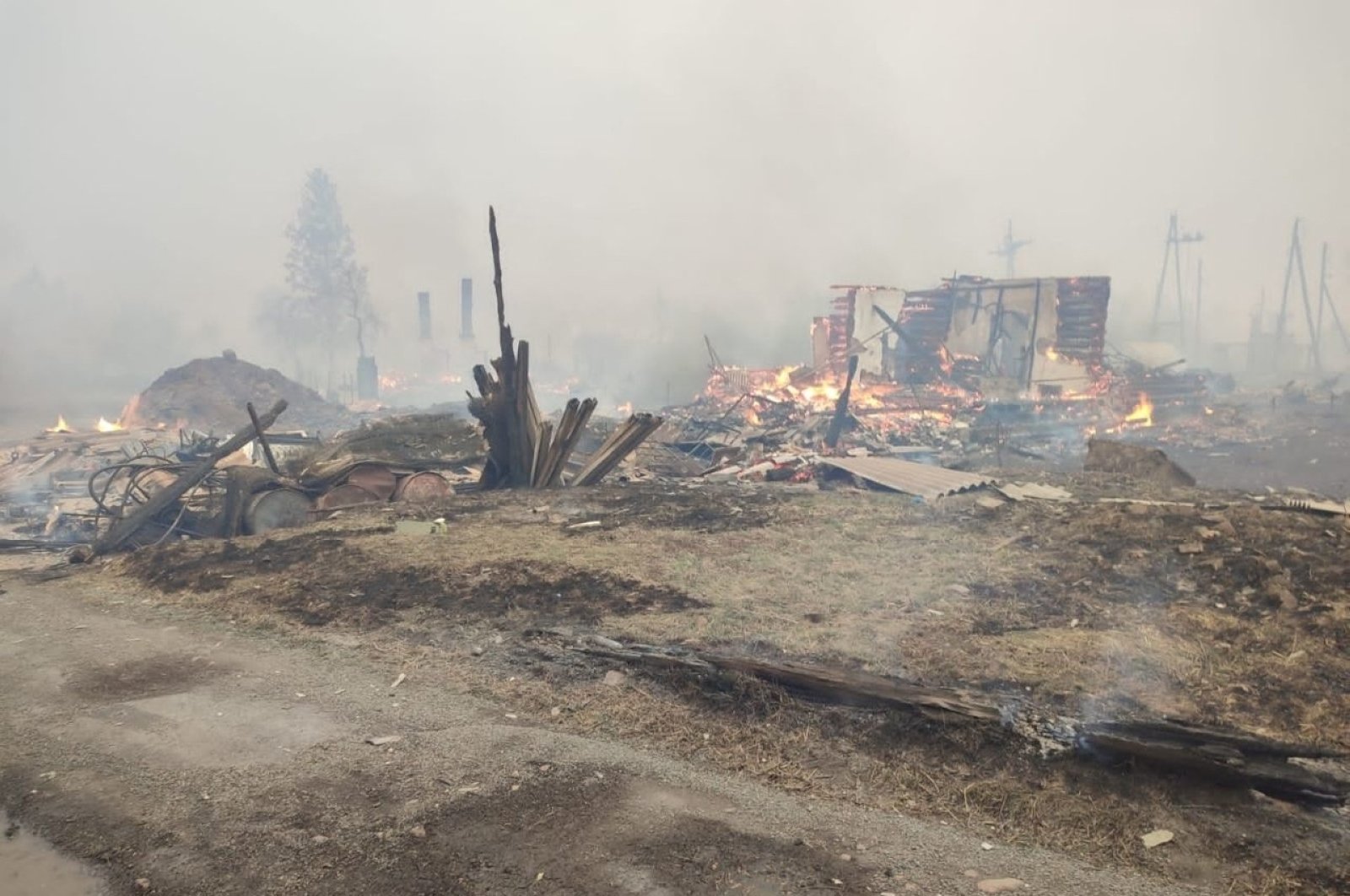 Kebakaran menewaskan sedikitnya 8 orang di Siberia karena angin kencang menghambat penyelamatan