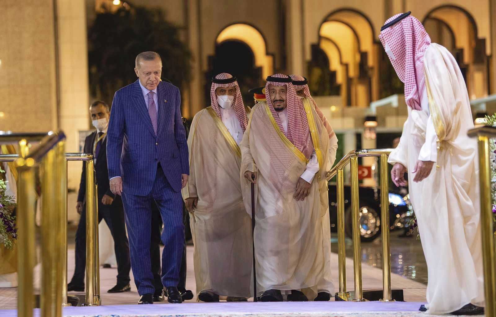 President Recep Tayyip Erdoğan walks with Saudi Arabia's King Salman (R) in Jiddah, Saudi Arabia, April 28, 2022. (AP Photo)
