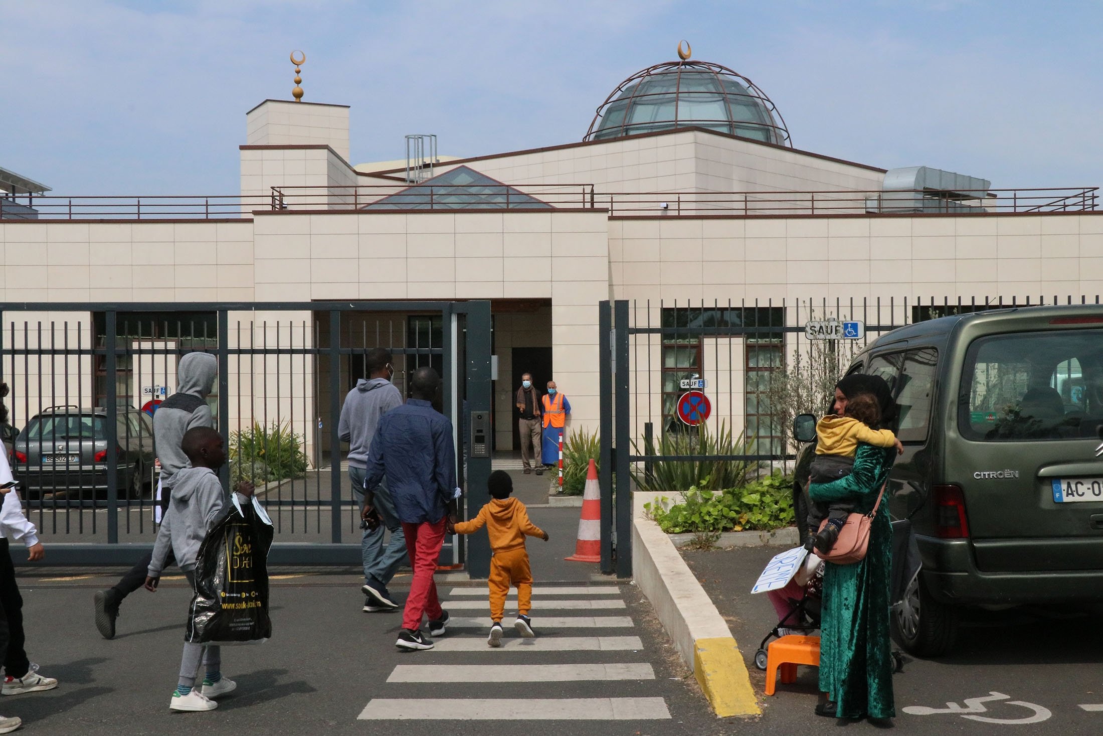 Orang-orang memasuki Masjid Agung Massy, ​​masjid ramah lingkungan pertama dan kedua di Eropa di Prancis, di Paris, Prancis, 7 Mei 2022. (AA Photo)