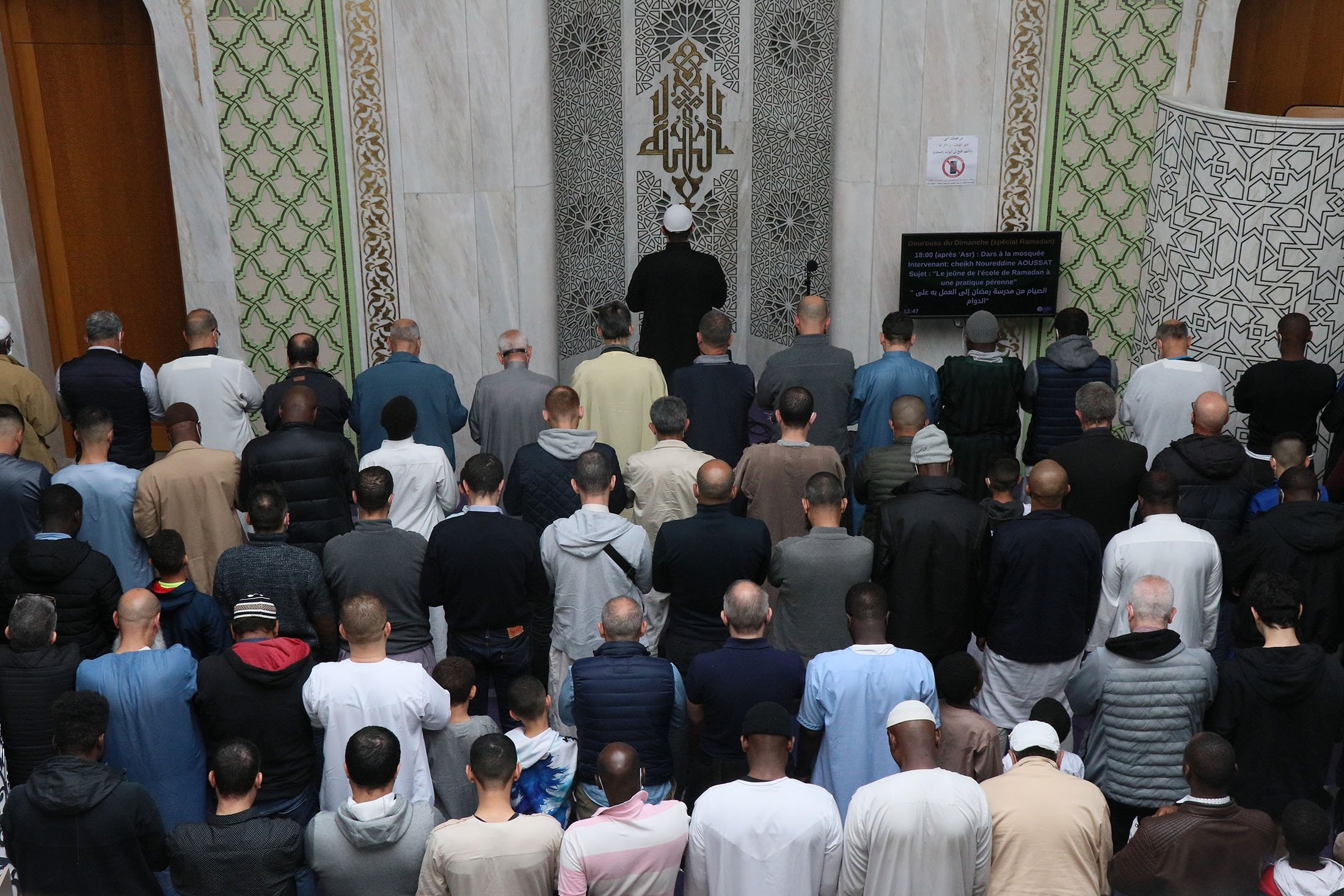 Umat ​​Muslim mengikuti salat di Masjid Agung Massy, ​​masjid ramah lingkungan pertama Prancis, Paris, Prancis, 7 Mei 2022. (AA Photo)